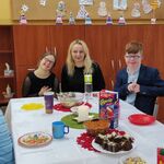 Czwórka uczniów i wychowawczyni siedzą przy wigilijnym stole.