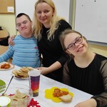 Wychowawczyni z dwójka uczniów.