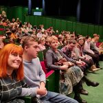 Nauczycielki i uczniowie siedzą na fotelach w operze.