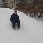 Chłopak  zjeżdża z górki na jabłuszku.