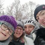 Nauczycielka i trójka uczniów.