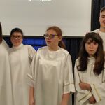 Nauczycielka i uczniowie w strojach aniołów.