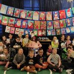 Uczestnicy konkursu plastycznego na tle wystawy prac konkursowych,