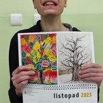 Laureat konkursu prezentuje swoją pracę zamieszczoną w kalendarzu na 2023 rok.