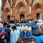 Duża grupa ludzi stojąca przed kościołem