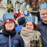 Pani dyrektor, uczeń, rodzice  w niebieskich koronach.