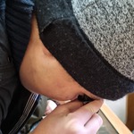 Uczeń patrzy przez lupę zegarmistrzowską.