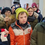 Grupa uczniów. Dwoje uczniów trzyma zegary w rękach.