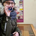 Uczennica prezentuje lupę zegarmistrzowską.