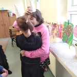 Uczennica składa życzenia urodzinowe jubilatce.