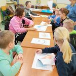 Uczniowie wspólnie przy ławkach segregują znalezione obrazki na zdrowe produkty i niezdrowe produkty.