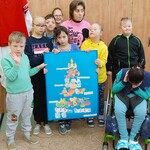 Grupowe zdjęcie z ułożoną przez uczniów piramidą zdrowego żywienia.