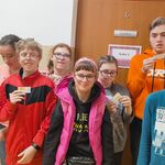 8 uczniów (5 dziewczynek i 3 chłopców) czekają pod drzwiami Sali kinowej.