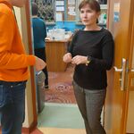 Nauczyciel sprawdza uczniowi bilet wejścia do kina.