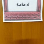 Drzwi z napisem Sala 4.
