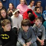 Grupa uczniów biorąca udział w imprezie.