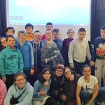 Duża grupa uczniów biorąca udział w spotkaniu edukacyjnym - Bezpieczne ferie zimowe 2023.