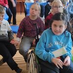 Uczniowie klas młodszych biorący udział w spotkaniu edukacyjnym - Bezpieczne ferie zimowe 2023.