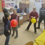 Urodzinowa zabawa balonami.