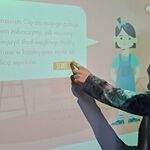 Uczeń zaznacza odpowiedź na tablicy multimedialnej.