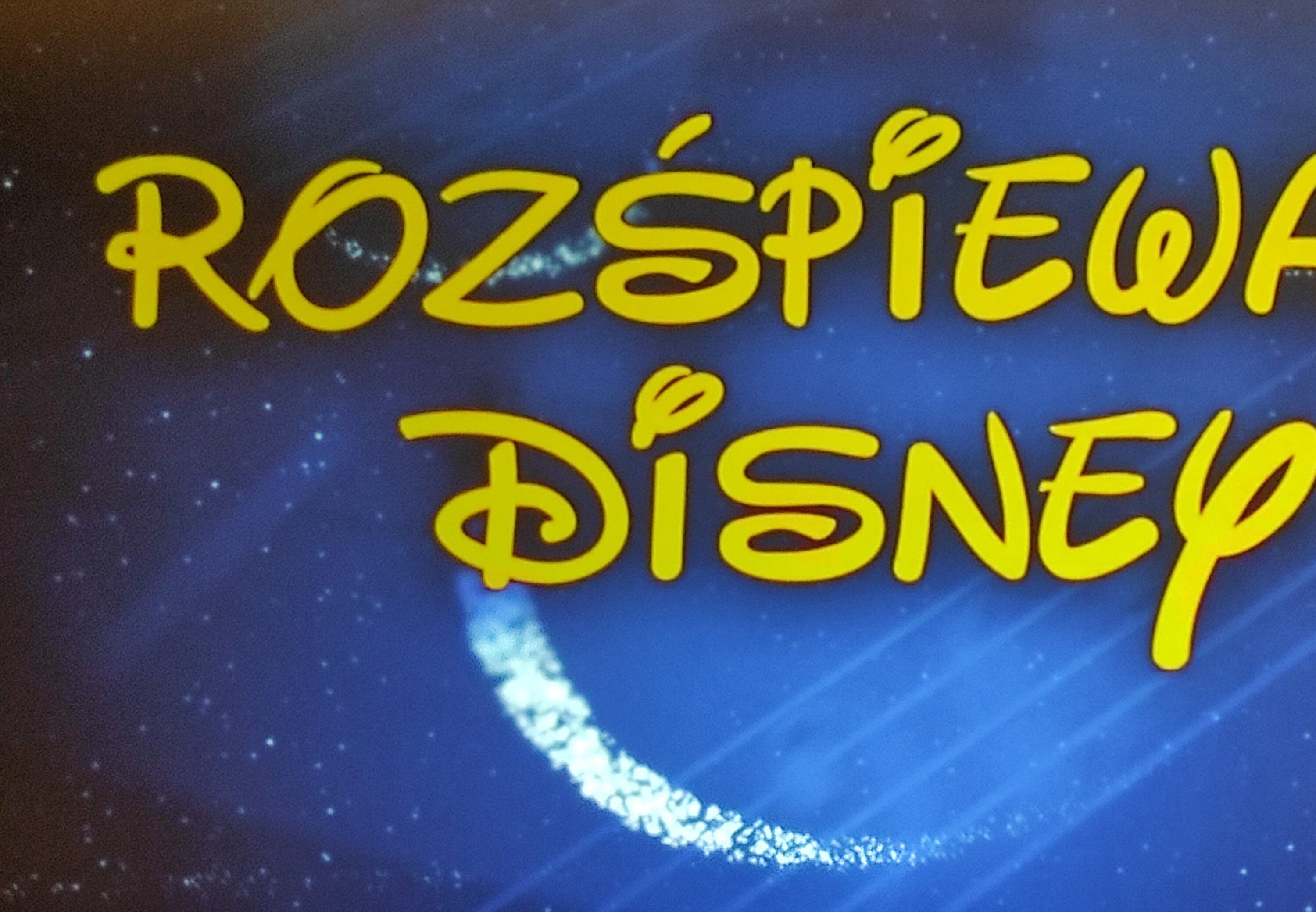Obraz wyświetlony na ekranie z napisem Rozśpiewany Disney.