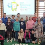 Grupa uczniów klas starszych na tle napisu wyświetlonego na ekranie - Dzień Bezpiecznego Internetu 2023 7 luty wtorek.