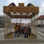 Grupa uczniów na tle dekoracji świątecznej - prezent.
