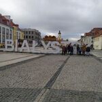 Grupa uczniów obok dużego napisu Białystok na Rynku Kościuszki.