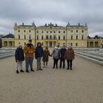 Grupa uczniów na tle pałacu Branickich.