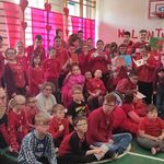 Uczniowie i nauczyciele biorcy udział w szkolnych Walentynkach.