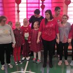 Grupa uczniów i nauczycieli podczas zabawy walentynkowej.