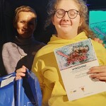 Laureatka trzyma przed sobą WYRÓŻNIENIE otrzymane w konkursie.