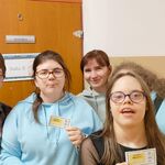 Przed wejściem do sali kinowej stoi piątka uczniów i pani. Uczniowie w ręku trzymają bilety wstępu do kina