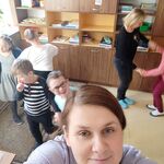 Selfie wychowawczyni na tle tańczących uczniów.