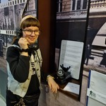 Uczennica trzyma słuchawkę od telefonu.