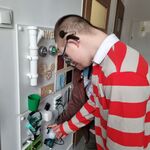 Uczeń stoi przy tablicy sensorycznej.