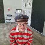 Uczeń w czapce żołnierskiej.