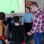 Grupa uczniów stoi w kółku.