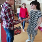 Uczennica składa życzenia koledze.