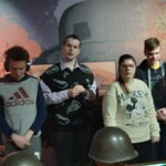 Grupa uczniów na malowidła w muzeum.