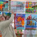 Laureatka konkursu pokazuje swoją pracę plastyczną.