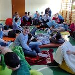Grupa uczniów w trakcie relaksacji.