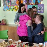 Nauczycielka i uczniowie składają życzenia jubilatowi.