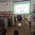 Tablica multimedialna z napisem 