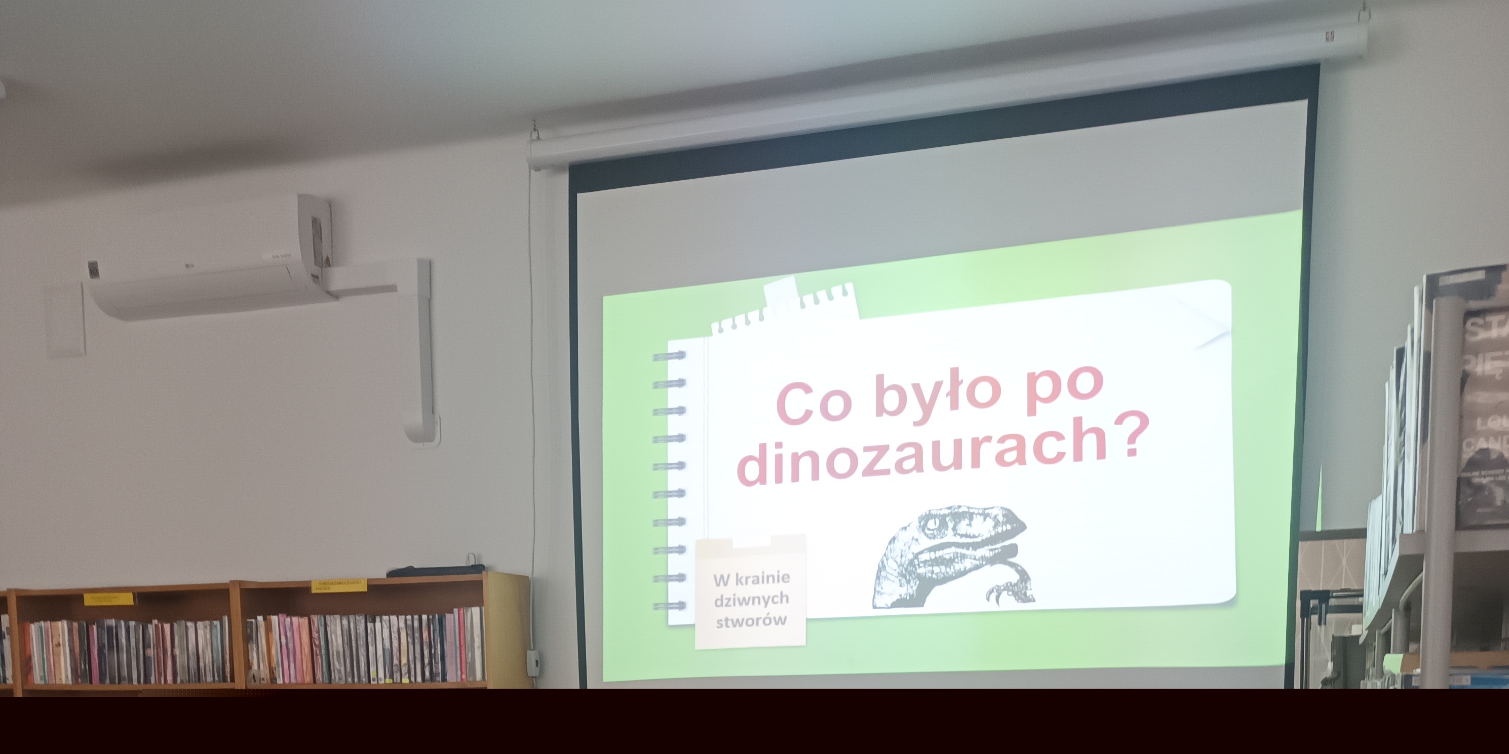 Tablica multimedialna z napisem "Co było po dinozaurach?"