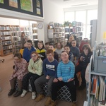 Grupa uczniów w bibliotece.
