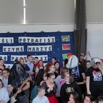 Uczniowie i nauczyciela podczas wspólnego występu.