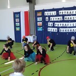 Grupa taneczna w tańcu.
