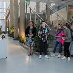 Po prawej - grupa osób biorących udział w otwarciu wystawy. Po lewej -pan profesor otwierający wystawę.