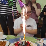 Jubilat i jego urodzinowy tort.